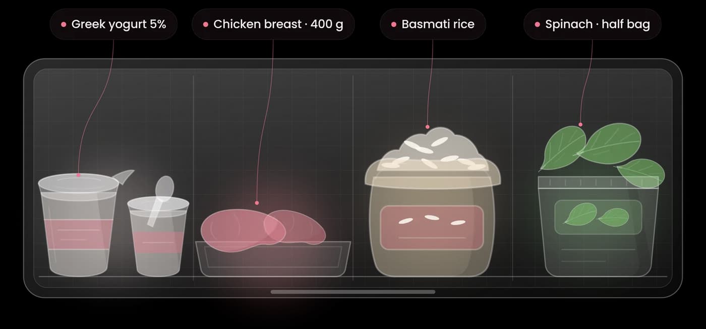 Une étagère de frigo : yaourt grec, blanc de poulet, riz basmati et épinards